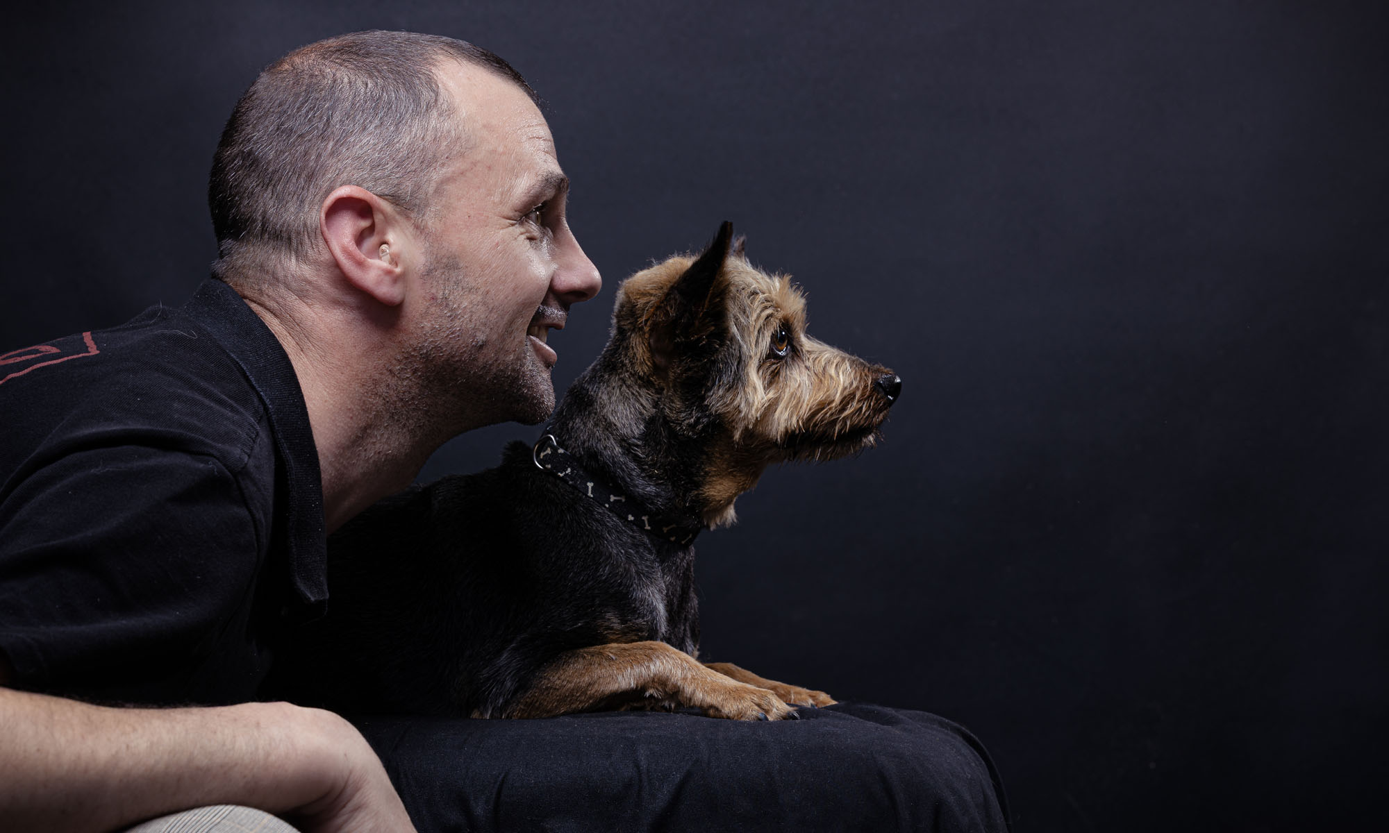 Julien Michon éducateur canin avec un chien